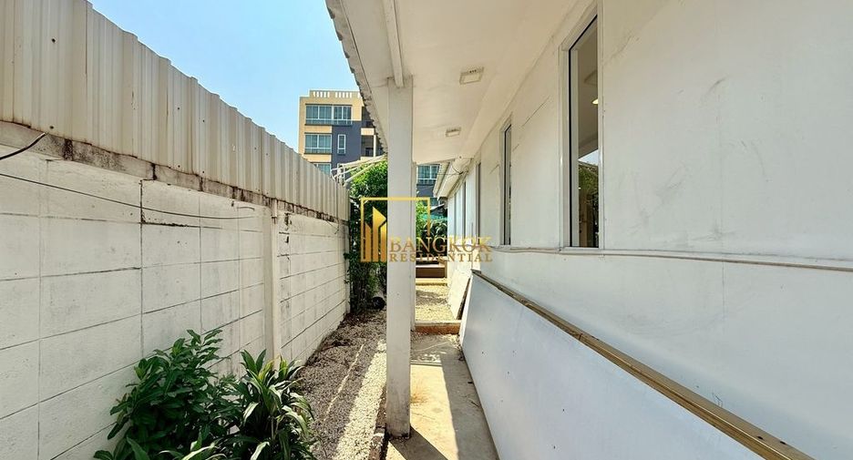 Haus zur Miete mit 4 Zimmer in Watthana, Bangkok