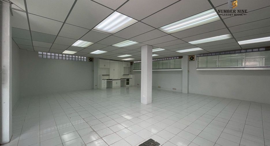 For rent 5 ベッドルーム office in Sathon, Bangkok