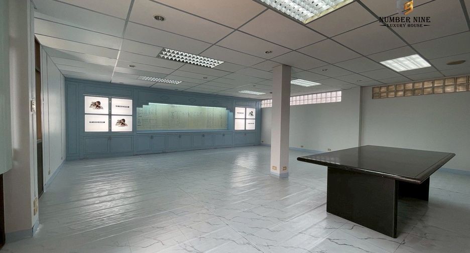 For rent 5 ベッドルーム office in Sathon, Bangkok