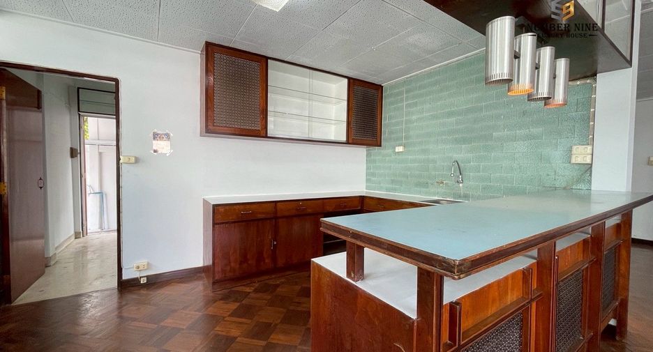 For rent 5 ベッドルーム office in Sathon, Bangkok