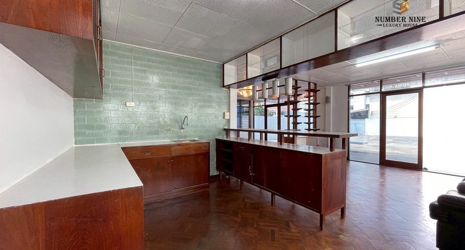 For rent 5 ベッドルーム office in Sathon, Bangkok