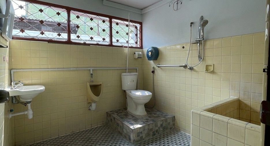 For rent 5 ベッドルーム office in Sathon, Bangkok