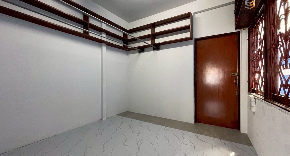For rent 5 ベッドルーム office in Sathon, Bangkok