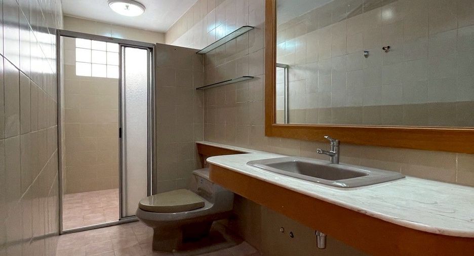 For rent 5 ベッドルーム office in Sathon, Bangkok