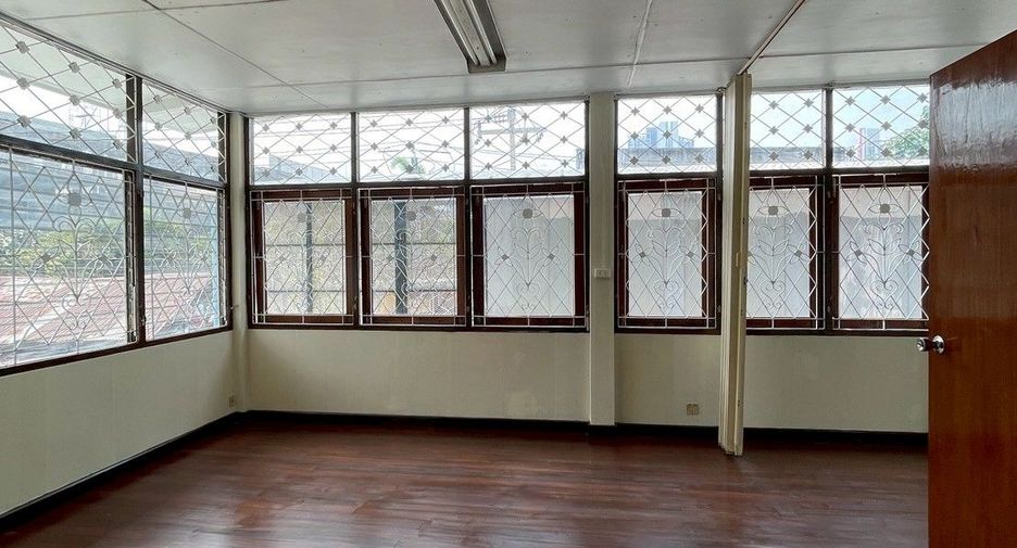 For rent 5 ベッドルーム office in Sathon, Bangkok