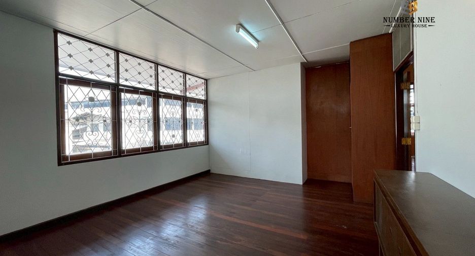 For rent 5 ベッドルーム office in Sathon, Bangkok