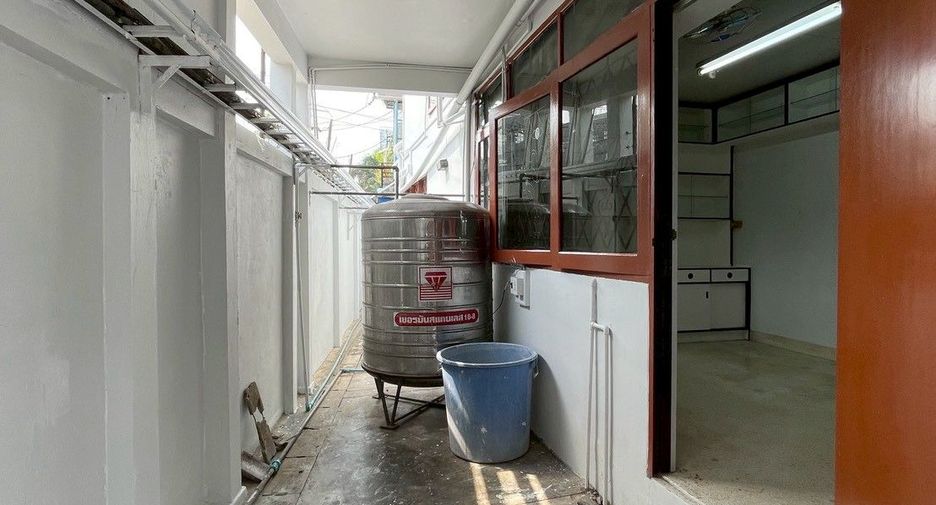 For rent 5 ベッドルーム office in Sathon, Bangkok