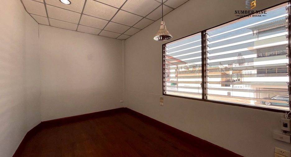 For rent 5 ベッドルーム office in Sathon, Bangkok