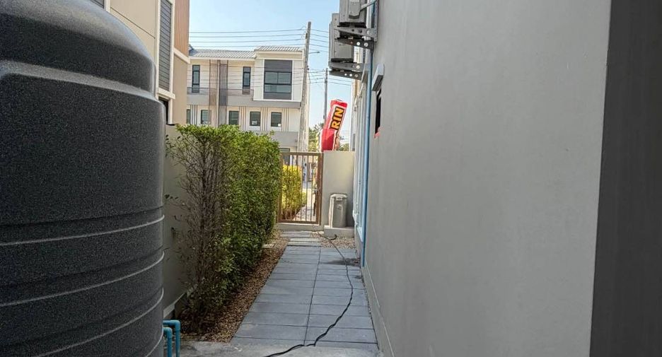 For sale 2 bedrooms townhouse in Saraphi, Chiang Mai