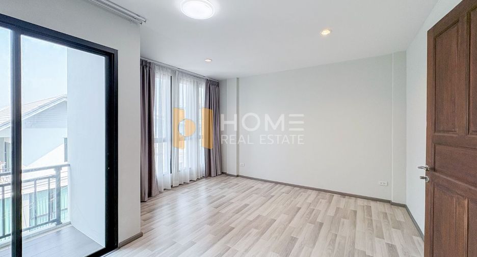 Casa adosada en venta de 4 habitaciones en Huai Khwang, Bangkok