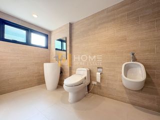 For sale 4 bedrooms townhouse in Huai Khwang, Bangkok