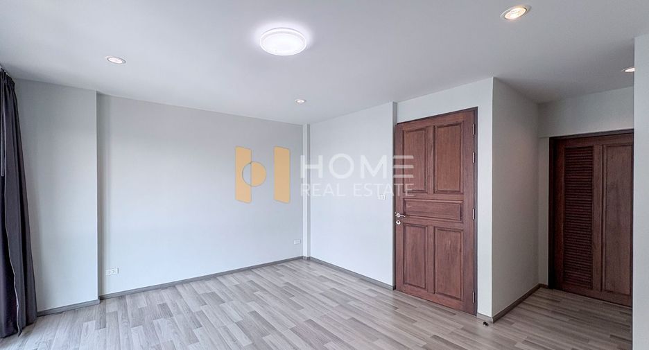 Casa adosada en venta de 4 habitaciones en Huai Khwang, Bangkok