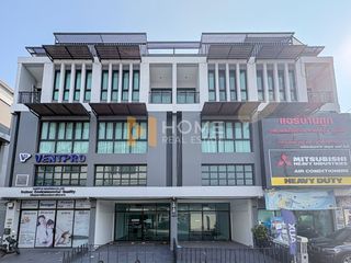 For sale 4 bedrooms townhouse in Huai Khwang, Bangkok