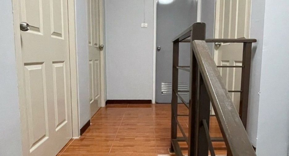 Casa adosada en venta de 3 habitaciones en Khlong Luang, Pathum Thani