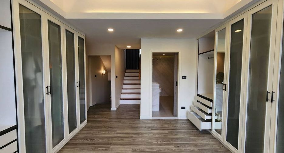 Reihenhaus zur Miete mit 3 Zimmer in Watthana, Bangkok