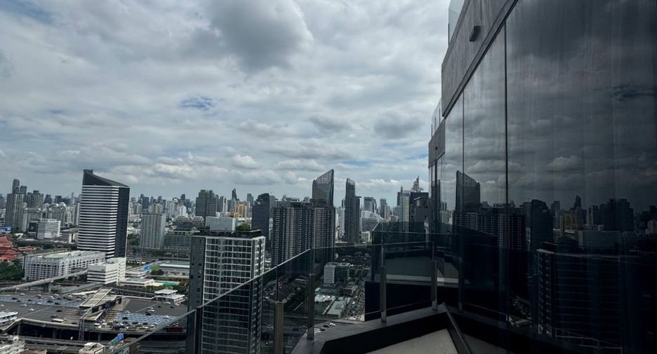 For rent 2 bedrooms condo in Huai Khwang, Bangkok