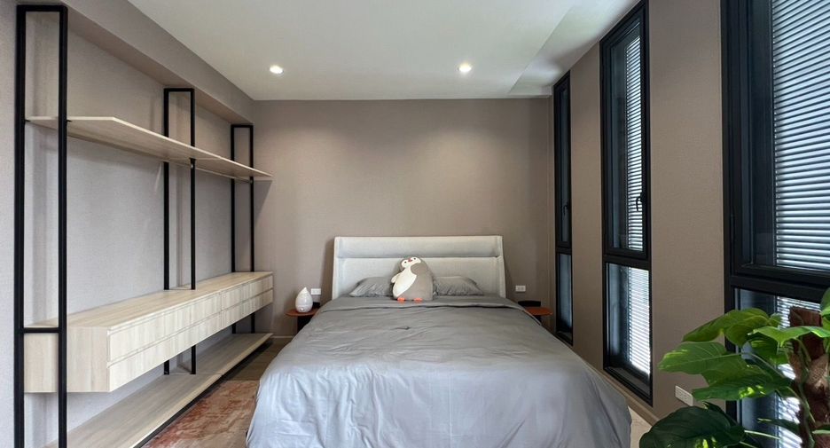 For rent 4 bedrooms house in Watthana, Bangkok