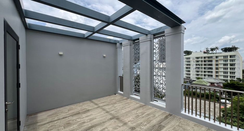 For rent 4 bedrooms house in Watthana, Bangkok