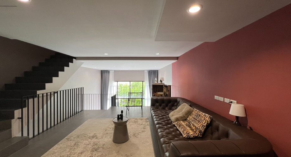 For rent 4 bedrooms house in Watthana, Bangkok