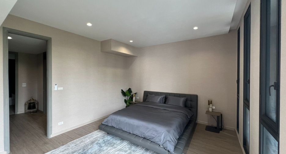 For rent 4 bedrooms house in Watthana, Bangkok