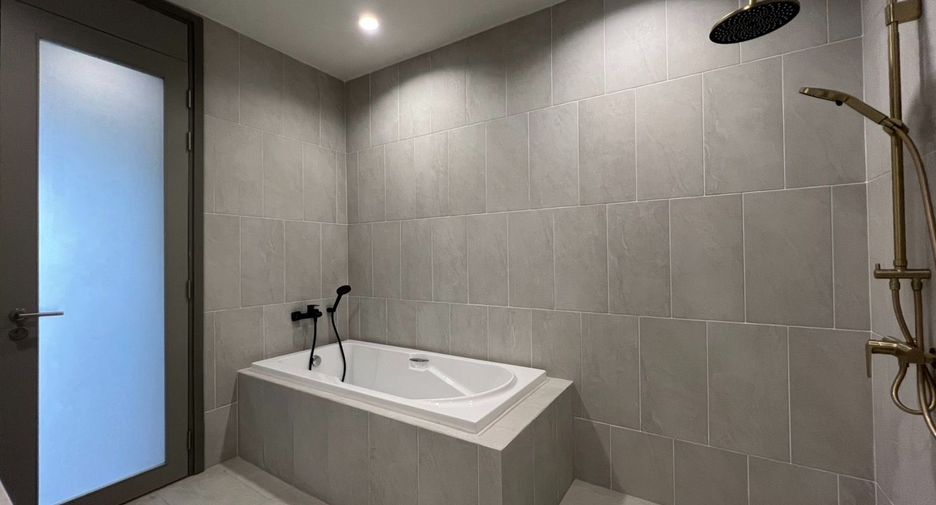 For rent 4 bedrooms house in Watthana, Bangkok