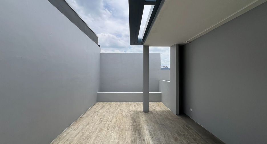 For rent 4 bedrooms house in Watthana, Bangkok