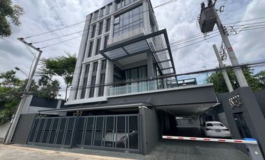 Haus zur Miete mit 4 Zimmer in Watthana, Bangkok