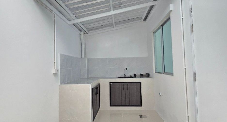 À vendre 3 chambres maison de ville à Bang Sao Thong, Samut Prakan