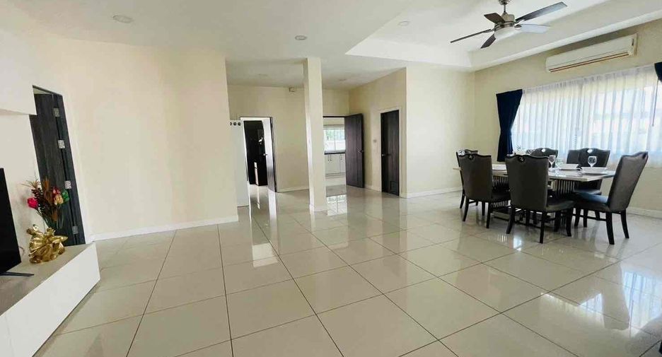 For rent 3 bedrooms villa in Bang Lamung, Chonburi