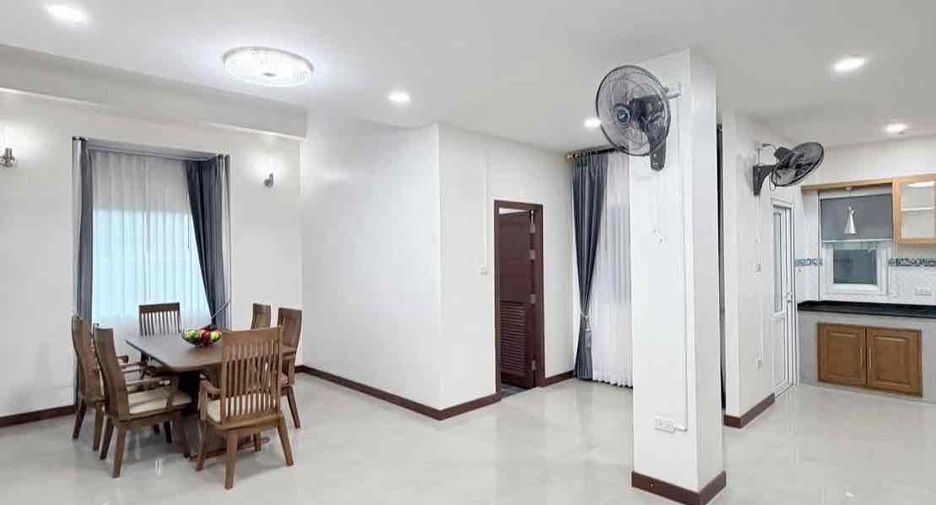 Villa en alquiler de 3 habitaciones en Bang Lamung, Chonburi