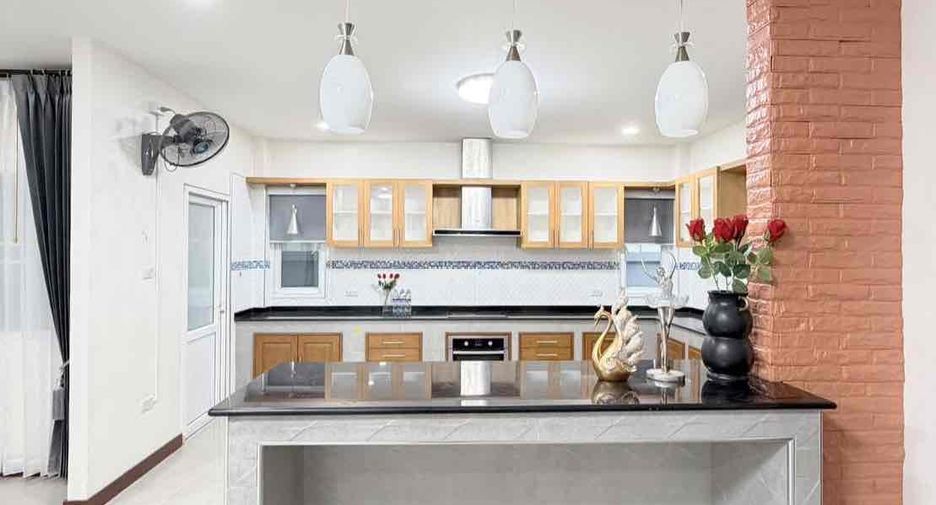 Villa en alquiler de 3 habitaciones en Bang Lamung, Chonburi