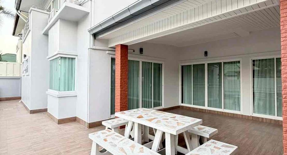 Villa en alquiler de 3 habitaciones en Bang Lamung, Chonburi