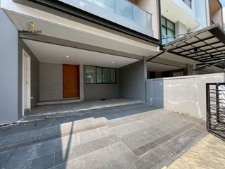 Reihenhaus zur Miete mit 3 Zimmer in Saphan Sung, Bangkok