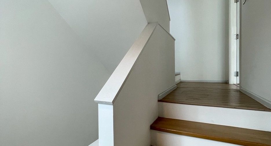Casa adosada en venta de 3 habitaciones en Saphan Sung, Bangkok