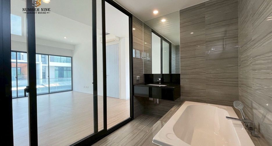 Casa adosada en venta de 3 habitaciones en Saphan Sung, Bangkok