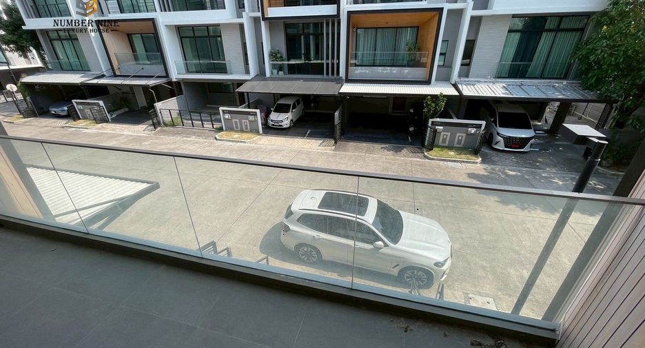 Casa adosada en venta de 3 habitaciones en Saphan Sung, Bangkok