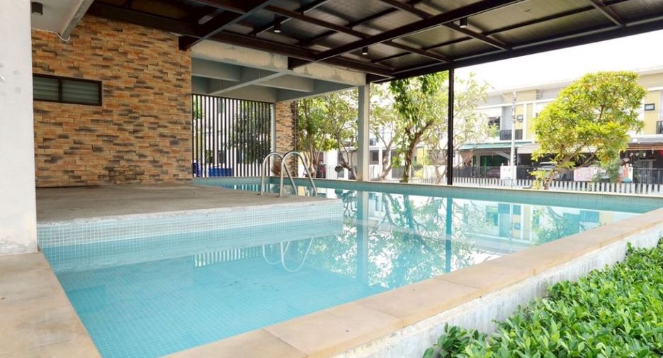 For sale 4 bedrooms townhouse in Lat Lum Kaeo, Pathum Thani