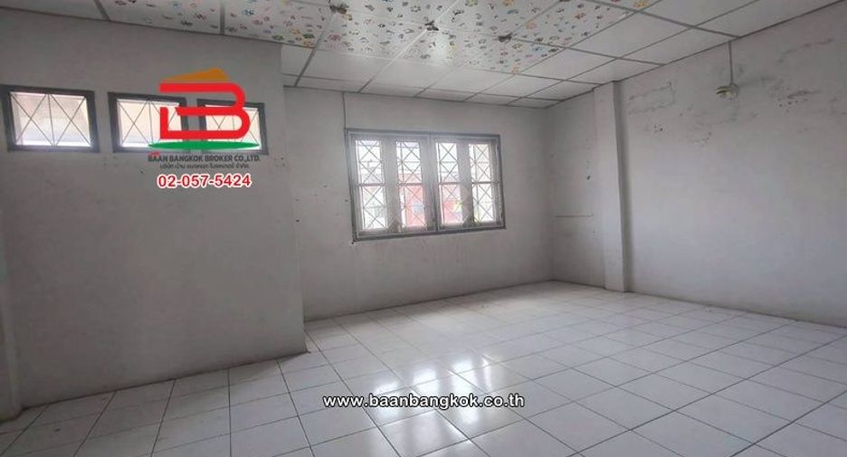 For rent and for sale 4 bedrooms townhouse in Phra Samut Chedi, Samut Prakan