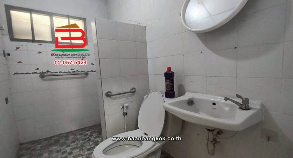 For rent and for sale 4 bedrooms townhouse in Phra Samut Chedi, Samut Prakan