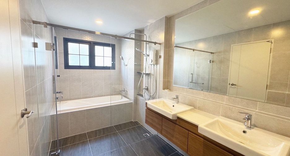 Casa en alquiler y en venta de 4 habitaciones en Bang Phli, Samut Prakan
