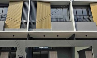 出租 4 卧室 联排别墅 在 Pak Kret, Nonthaburi