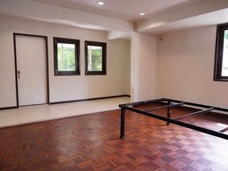 À louer 5 chambres maison à Lat Phrao, Bangkok
