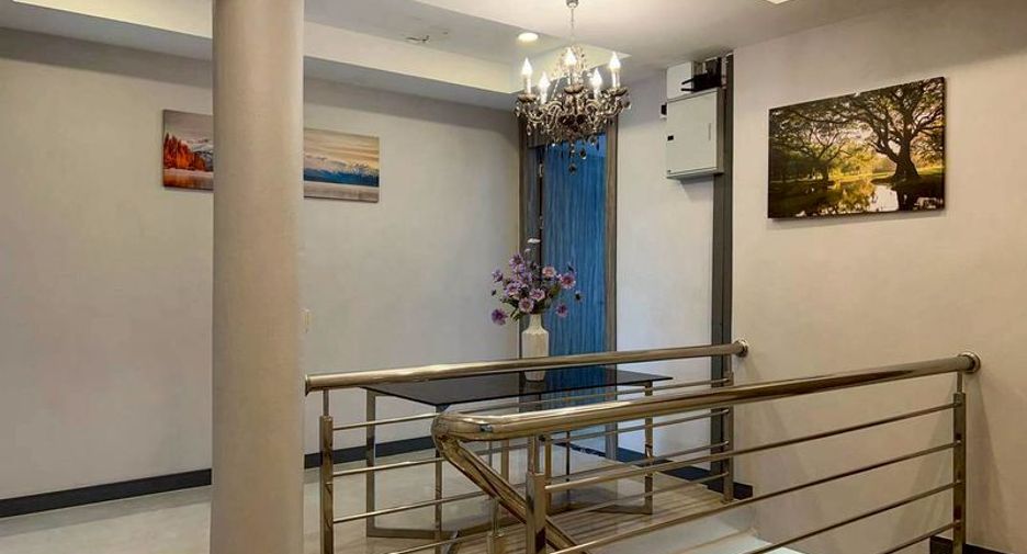 For sale 5 bedrooms townhouse in Bang Lamung, Chonburi