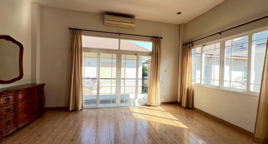 For sale 4 bedrooms house in Mueang Chiang Mai, Chiang Mai