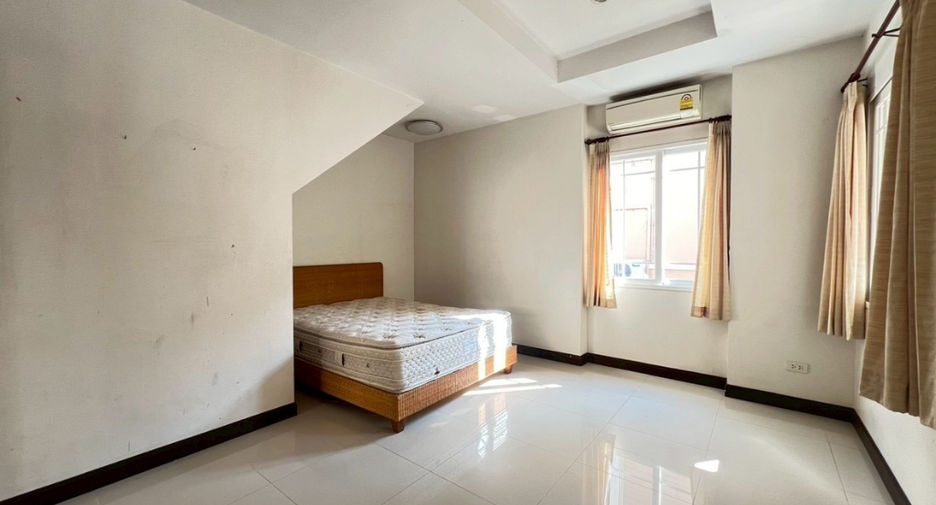 For sale 4 bedrooms house in Mueang Chiang Mai, Chiang Mai