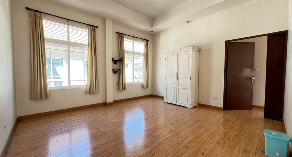 For sale 4 bedrooms house in Mueang Chiang Mai, Chiang Mai