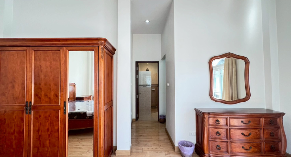 For sale 4 bedrooms house in Mueang Chiang Mai, Chiang Mai