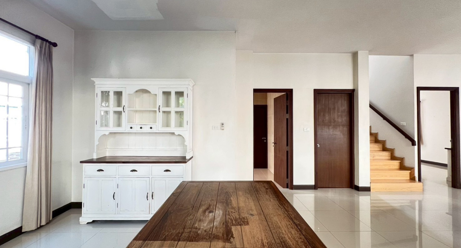 For sale 4 bedrooms house in Mueang Chiang Mai, Chiang Mai