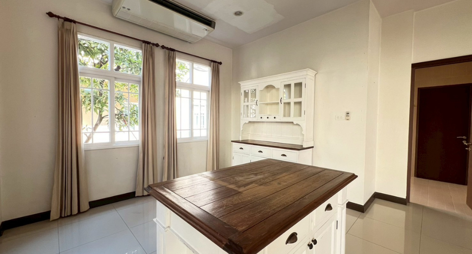 For sale 4 bedrooms house in Mueang Chiang Mai, Chiang Mai