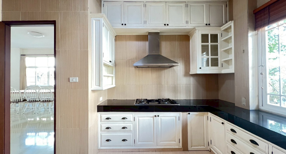For sale 4 bedrooms house in Mueang Chiang Mai, Chiang Mai